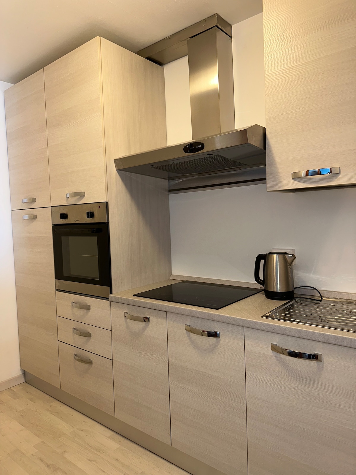 La tua finestra fronte lago — Full kitchen