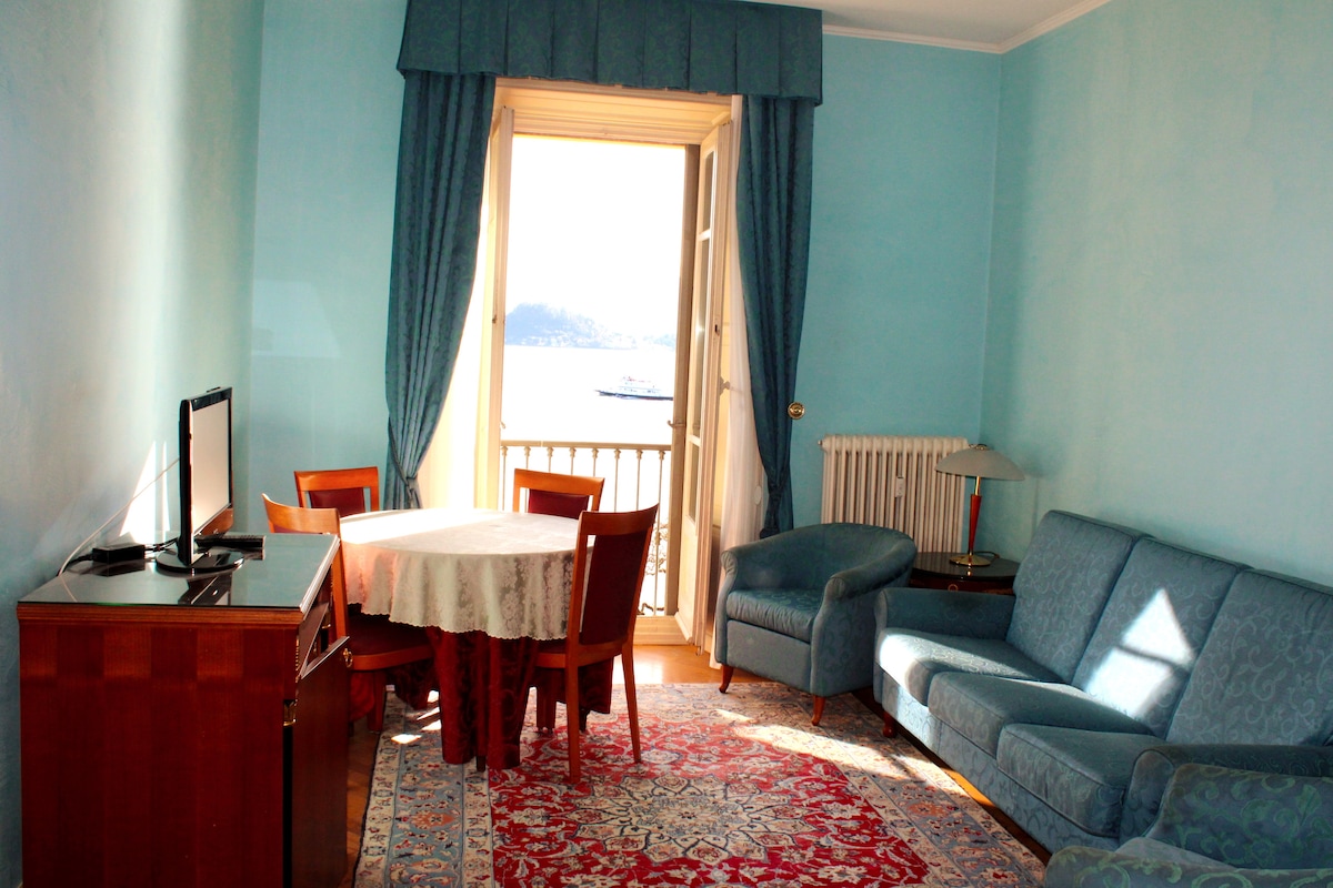 La tua finestra fronte lago — Salon