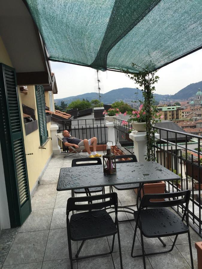 Vue sur les montagnes, ou vue sur les montagnes depuis l'intérieur de l'appartement